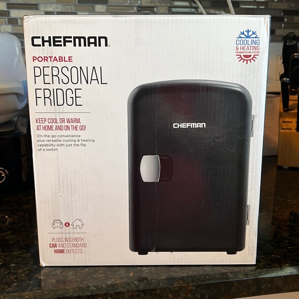 Portable mini fridge cooler/ warmer